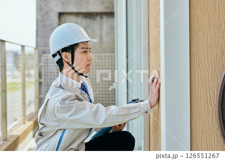 チェックをする建築業者の若い男性 チェックをする建築業者の若い男性 126551267