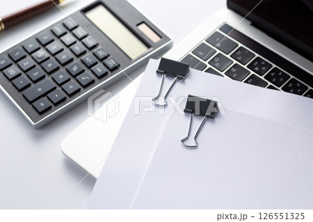 クリップで挟んだ資料 126551325