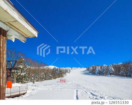 遠くの山頂まで見渡せる快晴の日のスキー場 (山形県、蔵王温泉スキー場、ユートピアゲレンデ) 126551330