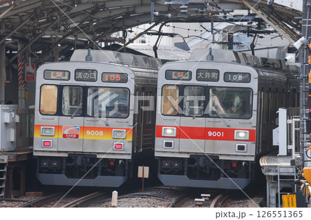 東急9000系現行カラーと復刻カラーの並び 126551365