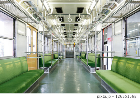 東武8000系8111編成の車内（中間車） 126551368