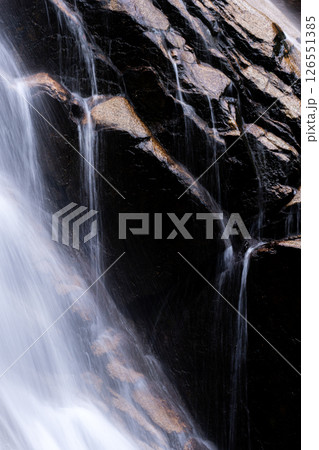 新緑の頃の湯の山温泉の三滝川源流地帯の蒼滝 126551385