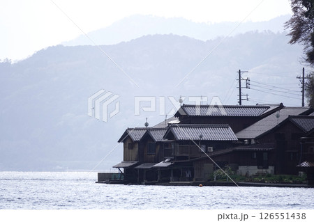 京都府伊根町 海岸沿いに突き出た舟屋の家屋 126551438