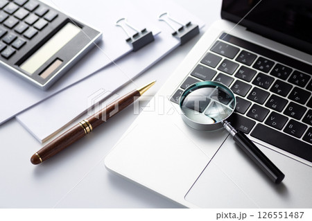 クリップで挟んだ資料とルーペ クリップで挟んだ資料とルーペ 126551487