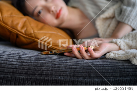 ソファーで寝ている日本人の女性 126551489