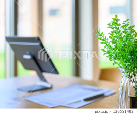 ぼけたダイニングのタブレット 126551492