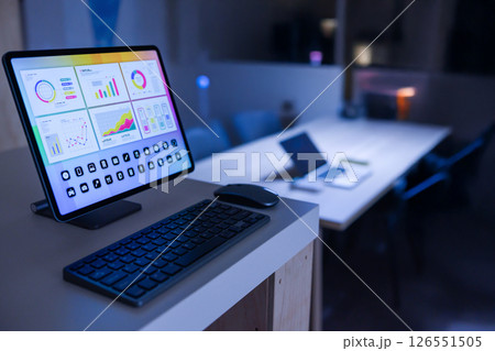 タブレットでグラフの分析 126551505