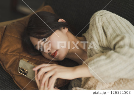 ソファーで寝ている日本人の女性 126551508