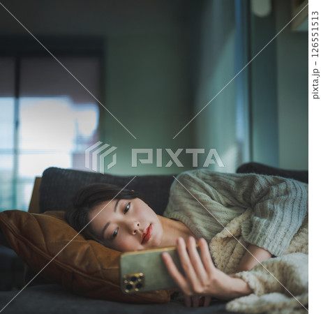 ソファーで寝ている日本人の女性 126551513