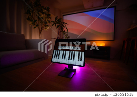 部屋でのワンシーン 126551519