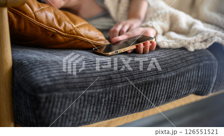 ソファーで寝ている日本人の女性 ソファーで寝ている日本人の女性 126551521