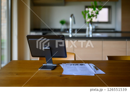 LDKにあるタブレットと書類 LDKにあるタブレットと書類 126551539