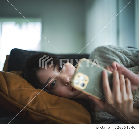 ソファーで寝ている日本人の女性 126551546