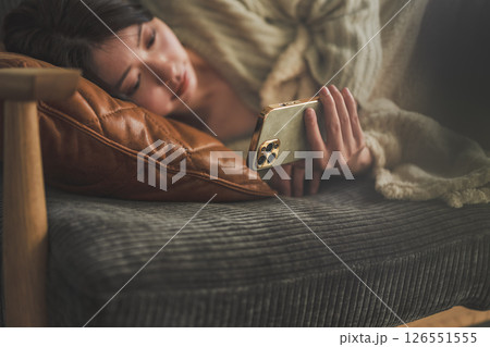 ソファーで寝ている日本人の女性 126551555