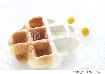 ホワイトチョコのワッフル ホワイトチョコのワッフル 126551578
