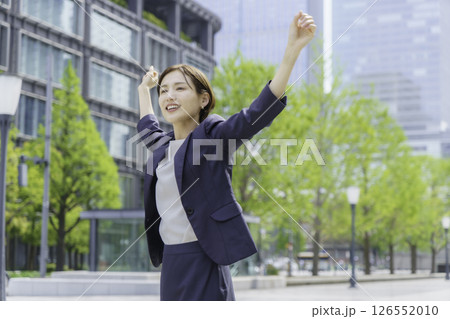 屋外でストレッチをする若いビジネスウーマン 126552010