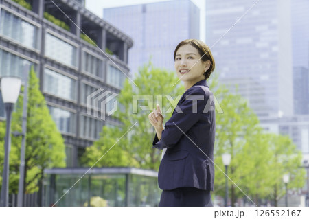 オフィス街で腕組みをして立つ若いビジネスウーマン 126552167