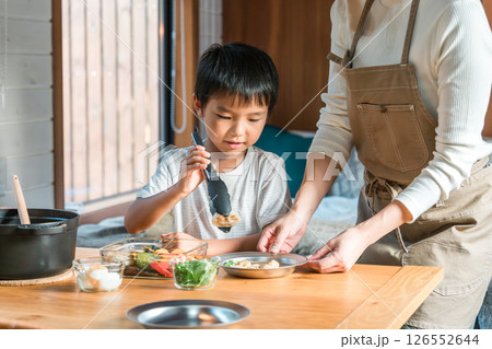 バンガロー・コテージ泊で食事の支度を親子で楽しむファミリー(家族旅行・グランピング) バンガロー・コテージ泊で食事の支度を親子で楽しむファミリー(家族旅行・グランピング) 126552644