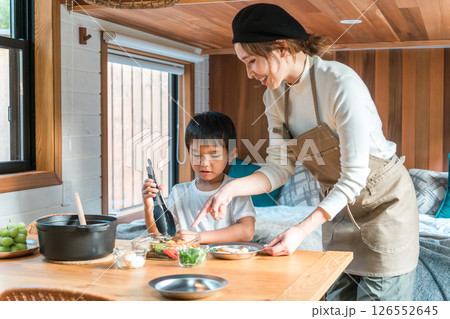 バンガロー・コテージ泊で食事の支度を親子で楽しむファミリー(家族旅行・グランピング) バンガロー・コテージ泊で食事の支度を親子で楽しむファミリー(家族旅行・グランピング) 126552645