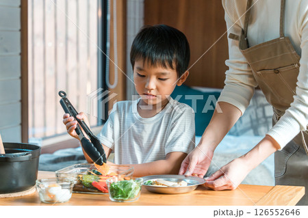 バンガロー・コテージ泊で食事の支度を親子で楽しむファミリー（家族旅行・グランピング） 126552646