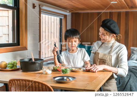 バンガロー・コテージ泊で食事の支度を親子で楽しむファミリー(家族旅行・グランピング) バンガロー・コテージ泊で食事の支度を親子で楽しむファミリー(家族旅行・グランピング) 126552647