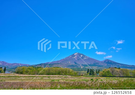 春の福島県猪苗代町の県道7号沿いの磐梯山眺望箇所から残雪残る磐梯山と赤埴山 126552658