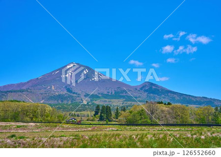 春の福島県猪苗代町の県道7号沿いの磐梯山眺望箇所から残雪残る磐梯山と赤埴山 126552660