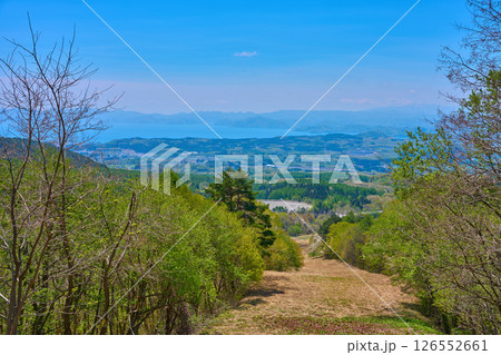 春の福島県磐梯町の磐梯山ゴールドライン(山湖台)から南側の眺望(猪苗代湖,猪苗代町,磐梯町など) 126552661