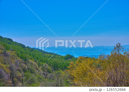 新緑の福島県磐梯町の磐梯山ゴールドライン(滑滝展望台)から南側の眺望(猪苗代湖,湖の周囲の山々) 新緑の福島県磐梯町の磐梯山ゴールドライン(滑滝展望台)から南側の眺望(猪苗代湖,湖の周囲の山々) 126552666