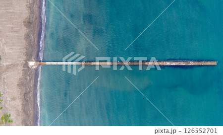 真上から見た原岡桟橋と青い海の幾何学構図（千葉県南房総市） 126552701