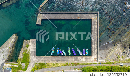 南房総市・野島崎の小さな漁港を真上から空撮（千葉県） 126552719