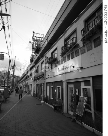 JR高架と神戸三宮高架下商店街。モノクロ。 JR高架と神戸三宮高架下商店街。モノクロ。 126552748