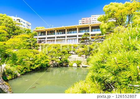 初夏の相楽園の風景　池とTHE SORAKUEN　兵庫県神戸市中央区 126552807