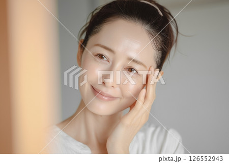 健康的で美しい肌を持つ日本人の40代の女性。美容広告に最適なのすっぴんミドル女性 126552943