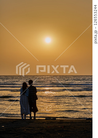 灯りがともる夕暮れの原岡桟橋（千葉県房総半島） 126553244