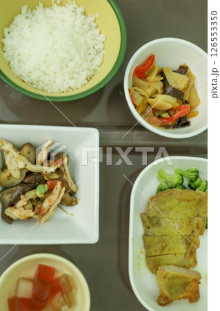 低カロリー減塩病院食(ご飯、豚肉のソテー、筍のオイスターソース炒め、ナスのあえ物、カクテルゼリー) 低カロリー減塩病院食(ご飯、豚肉のソテー、筍のオイスターソース炒め、ナスのあえ物、カクテルゼリー) 126553350