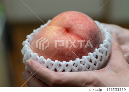 美味しい桃を持っている人 美味しい桃を持っている人 126553359