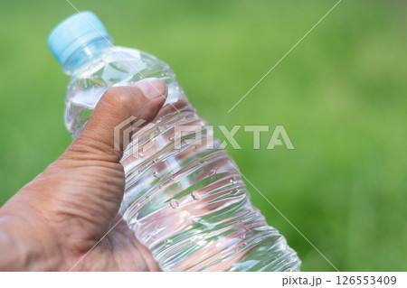 ペットボトルの水を持っている人 126553409