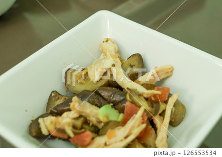 低カロリー減塩病院食（ナスとササミのあえ物） 126553534