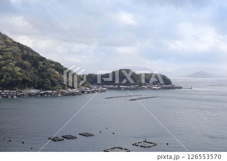 京都府伊根町 海岸線に続く舟屋群と山並み 126553570
