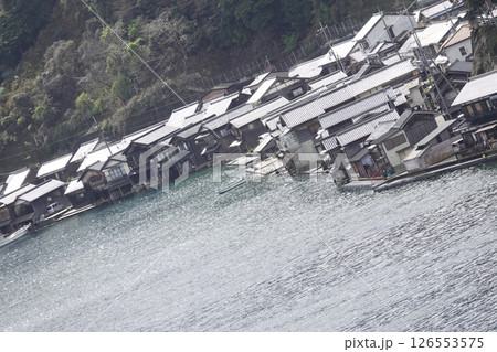 京都府伊根町 海岸線に続く舟屋群 京都府伊根町 海岸線に続く舟屋群 126553575