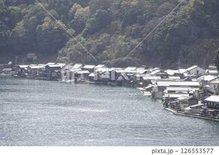 京都府伊根町 海岸線に続く舟屋群 126553577