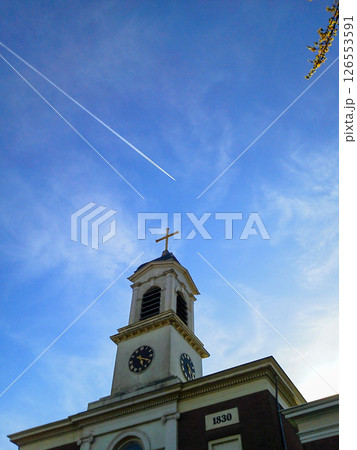 オランダの教会と飛行機雲 126553591