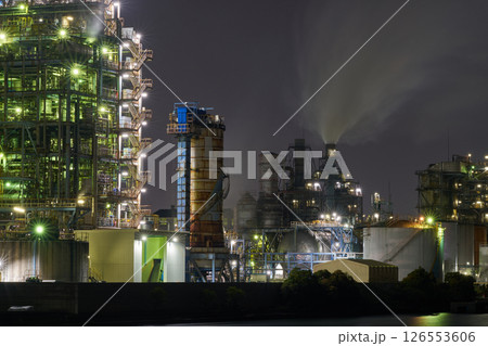 錆びた外壁と重厚な構造が映える川崎工場の夜景 錆びた外壁と重厚な構造が映える川崎工場の夜景 126553606