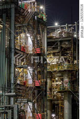 錆びた外壁と重厚な構造が映える川崎工場の夜景 126553616