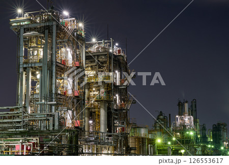 錆びた外壁と重厚な構造が映える川崎工場の夜景 錆びた外壁と重厚な構造が映える川崎工場の夜景 126553617