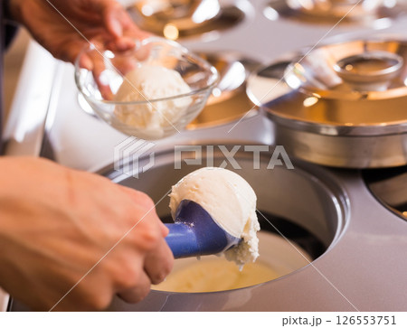 Ball of vanilla ice cream in ice cream razor in cafe 126553751