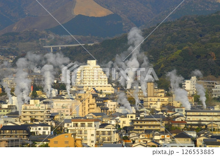 湯煙の上がる鉄輪温泉街（別府市） 126553885