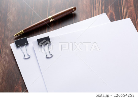 クリップで挟んだ資料 126554255