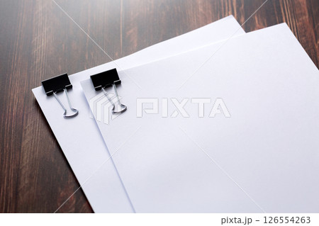 クリップで挟んだ資料 126554263